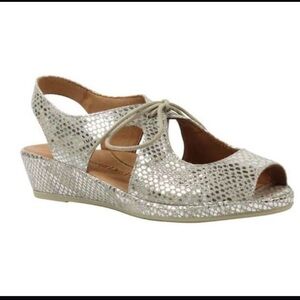 L’Amour Des Pieds Brettany Gold Silver Size 9